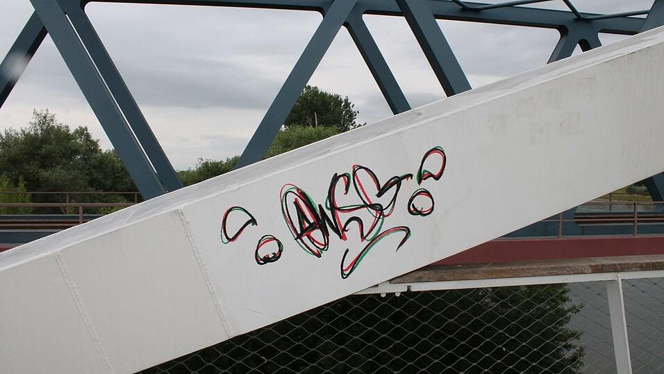 Die Polizei hat einen Graffiti-Sprayer erwischt, der hinter den Buchstaben 'OWSG' steckt.