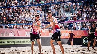 Abklatschen vor vollen Rängen: Benedikt (links) und Jonas Sagstetter spielten im Sand von Timmendorfer Strand bereits ihre sechste deutsche Meisterschaft - dreimal kamen sie ins Halbfinale, einmal holten sie Silber (2022). „Ein mega Highlight jedes Jahr“, schwärmen die Brüder und verabschieden sich von der Ostseeküste. Denn die Beachvolleyball-Karawane zieht 2026 weiter nach Dortmund in den Revierpark Wischlingen.