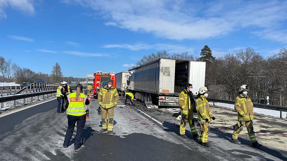 Kilometerlanger Stau am Donnerstagvormittag auf der Autobahn A9 zwischen Pfaffenhofen und Allershausen. Ein 71-jähriger Lkw-Fahrer aus dem Raum München übersah dabei das Stauende und kollidierte mit einem Sattelzug. Dabei kam der 71-Jährige ums Leben. Kilometerlanger Stau am Donnerstagvormittag auf der Autobahn A9 zwischen Pfaffenhofen und Allershausen. Ein 71-jähriger Lkw-Fahrer aus dem Raum München übersah dabei das Stauende und kollidierte mit einem Sattelzug. Dabei kam der 71-Jährige ums Leben.