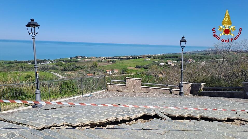 Risse in Stra&szlig;en - eine der Folgen des Erdrutsches.