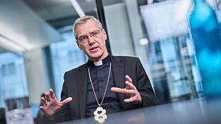 Heiner Wilmer, Vorsitzender der Deutschen Bischofskonferenz, bleibt bei der ablehnenden Haltung der katholischen Kirche gegenüber der AfD. Heiner Wilmer, Vorsitzender der Deutschen Bischofskonferenz, bleibt bei der ablehnenden Haltung der katholischen Kirche gegenüber der AfD.