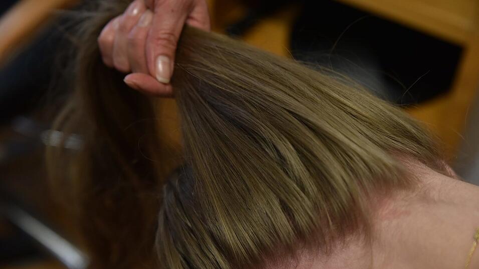 Jetzt geht es kopfüber: Am Hinterkopf einen finalen französischen Zopf bis zum Pferdeschwanz hochflechten. Jetzt geht es kopfüber: Am Hinterkopf einen finalen französischen Zopf bis zum Pferdeschwanz hochflechten.