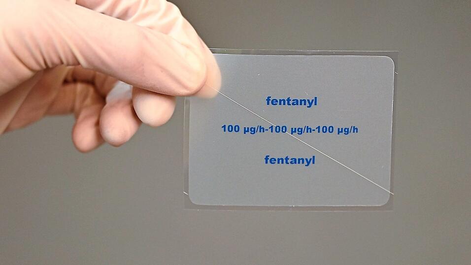 Verschreibungspflichtige Medikamente, wie Fentanylpflaster, sollen nicht zurückgegeben worden sein, sondern in einer grauen Kiste ihren Platz gehabt haben. Verschreibungspflichtige Medikamente, wie Fentanylpflaster, sollen nicht zurückgegeben worden sein, sondern in einer grauen Kiste ihren Platz gehabt haben.