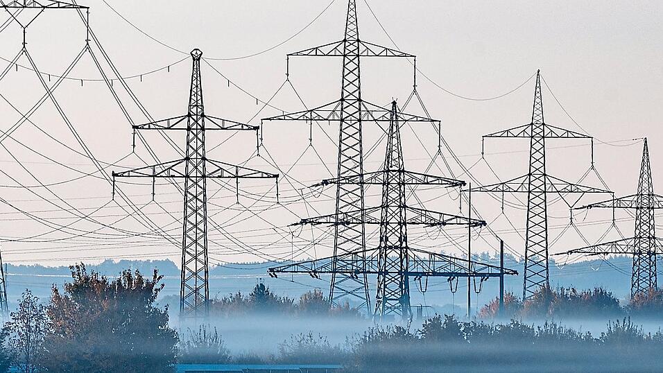 Strommasten stehen im Morgennebel in der Landschaft. Etwa 40.000 Kilometer neue Kabel will Bayernwerk bis 2030 installieren. Strommasten stehen im Morgennebel in der Landschaft. Etwa 40.000 Kilometer neue Kabel will Bayernwerk bis 2030 installieren.