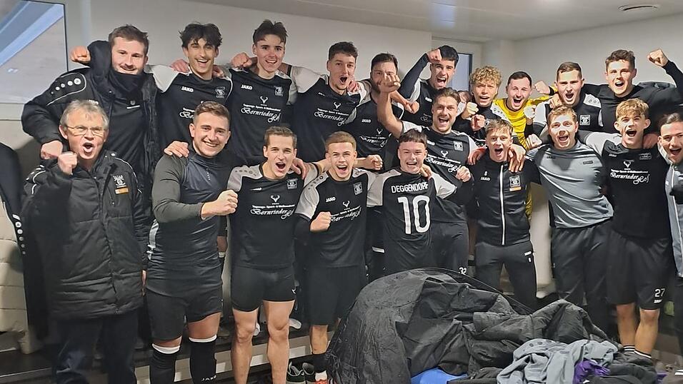 Grund zum Jubeln hat die SpVgg GW Deggendorf nach einer starken Hinserie in der Bezirksliga West.