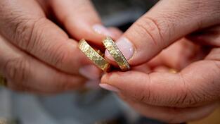 Fast w&auml;re eine Hochzeit in Unterfranken gescheitert, weil der Standesbeamte im Schnee feststeckte. Doch es kam Hilfe. (Symbolbild)