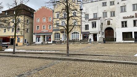 Barrierefrei sieht anders aus: Kopfsteinpflaster und Stufen machen den Weg &uuml;ber den Marktplatz schwer.