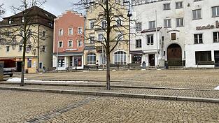 Barrierefrei sieht anders aus: Kopfsteinpflaster und Stufen machen den Weg &uuml;ber den Marktplatz schwer.