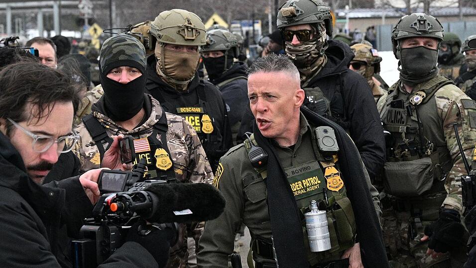 Sein rabiates Auftreten verschaffte Bovino Anerkennung bei Präsident Trump. (Archivbild) Sein rabiates Auftreten verschaffte Bovino Anerkennung bei Präsident Trump. (Archivbild)