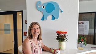 Astrid Kantner, zuständig für die Öffentlichkeitsarbeit im Haus Anna, hat noch viele Ideen, wie das Kinderhospiz in Eichendorf noch gemütlicher werden kann. Astrid Kantner, zuständig für die Öffentlichkeitsarbeit im Haus Anna, hat noch viele Ideen, wie das Kinderhospiz in Eichendorf noch gemütlicher werden kann.