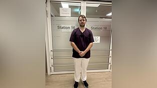 In seiner Ausbildung zum Pflegefachmann durchläuft Marcel Löhnert mehrere Stationen am Klinikum St. Elisabeth in Straubing. Hier, auf Station 16, der Neurologie, war er schon für mehrere Wochen.