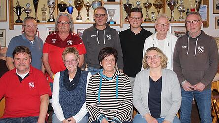 Der neue Vorstand des FC Alburg: (vorne von links) Rudi Zeidler, Bettina Grill, Gabi Baumruck, Monika Hasenclever; (hinten von links) Jürgen Karbstein, Peter Euler, Christian Schwarz, Andreas Grill, Armin Hrubey und Uwe Stroinski.