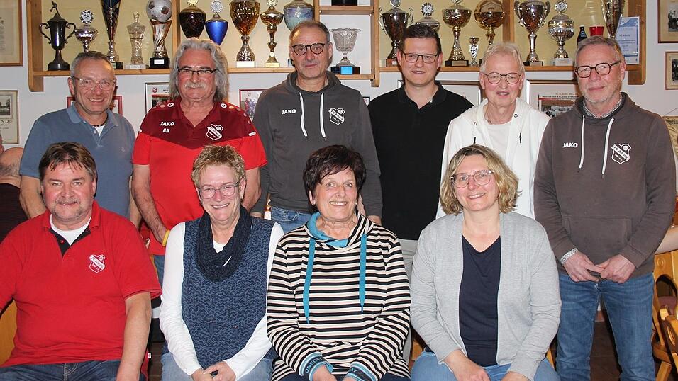 Der neue Vorstand des FC Alburg: (vorne von links) Rudi Zeidler, Bettina Grill, Gabi Baumruck, Monika Hasenclever; (hinten von links) Jürgen Karbstein, Peter Euler, Christian Schwarz, Andreas Grill, Armin Hrubey und Uwe Stroinski. Der neue Vorstand des FC Alburg: (vorne von links) Rudi Zeidler, Bettina Grill, Gabi Baumruck, Monika Hasenclever; (hinten von links) Jürgen Karbstein, Peter Euler, Christian Schwarz, Andreas Grill, Armin Hrubey und Uwe Stroinski.