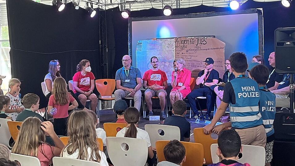 Die Bürgermeisterin Astrid Freudenstein und ihre Kollegen der Stadtverwaltung stellen sich den Fragen der Kinder aus Mini-Regensburg. Die Bürgermeisterin Astrid Freudenstein und ihre Kollegen der Stadtverwaltung stellen sich den Fragen der Kinder aus Mini-Regensburg.