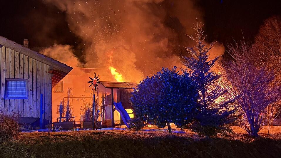 In der Ortsmitte von Grub stand am Montagmorgen ein Schuppen in Vollbrand.