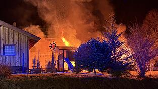 In der Ortsmitte von Grub stand am Montagmorgen ein Schuppen in Vollbrand.