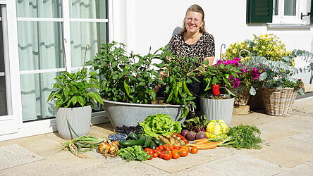 Katharina Spornraft mit der stolzen Juli-Ernte. Viel zukaufen muss sie derzeit nicht, um Mittagessen, Desserts und Brotzeit zuzubereiten. Katharina Spornraft mit der stolzen Juli-Ernte. Viel zukaufen muss sie derzeit nicht, um Mittagessen, Desserts und Brotzeit zuzubereiten.
