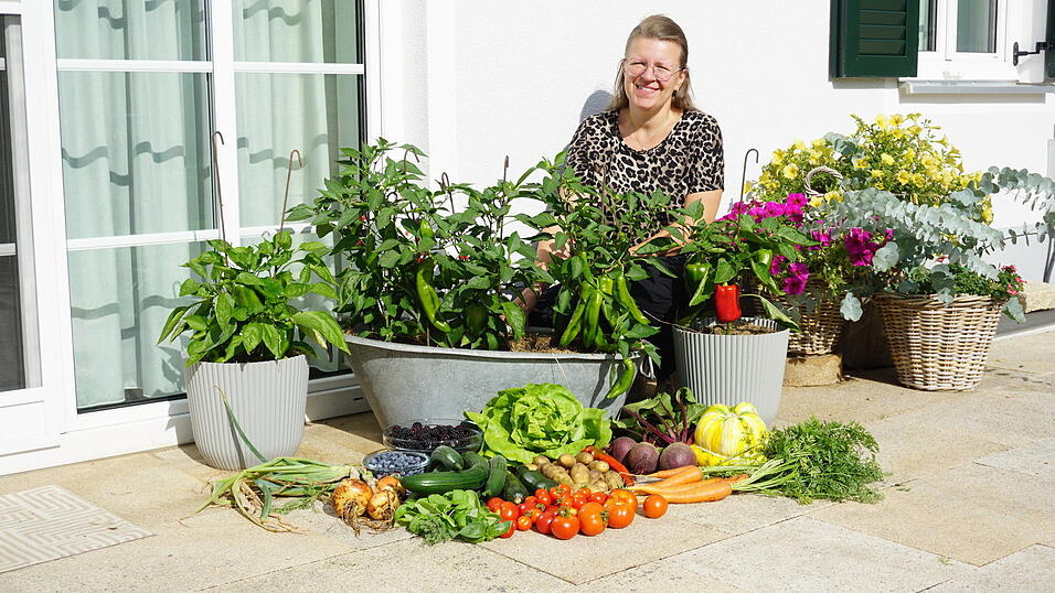Katharina Spornraft mit der stolzen Juli-Ernte. Viel zukaufen muss sie derzeit nicht, um Mittagessen, Desserts und Brotzeit zuzubereiten. Katharina Spornraft mit der stolzen Juli-Ernte. Viel zukaufen muss sie derzeit nicht, um Mittagessen, Desserts und Brotzeit zuzubereiten.