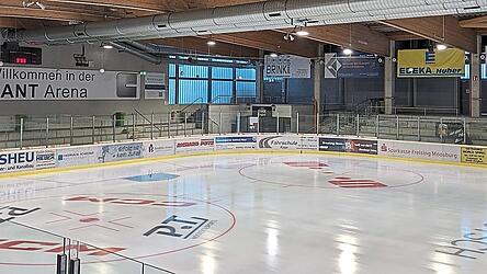 F&uuml;r die &Ouml;ffentlichkeit und Eishockeyvereine geht es ab sofort in der Clariant Arena wieder aufs Eis.