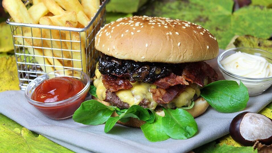 Burger-Varianten gibt es ja unzählige... Mit diesem Rezept wird jedem Burger-Fan auch im nass-kalten Herbst wohlig-warm ums Herz. Es ist der Herbst-Burger mit Apfel-Zimt-Walnuss-Chutney