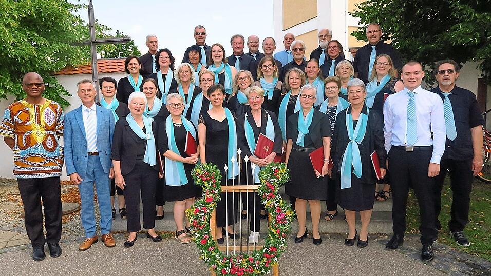 Der Jubelverein mit Pfarrer Dr. Jean René Mavinga Mbumba und Bürgermeister Hans Biederer (links) sowie dem Vorsitzenden Theo Stadler und dem Chorleiter Benedikt Högl (rechts). Der Jubelverein mit Pfarrer Dr. Jean René Mavinga Mbumba und Bürgermeister Hans Biederer (links) sowie dem Vorsitzenden Theo Stadler und dem Chorleiter Benedikt Högl (rechts).