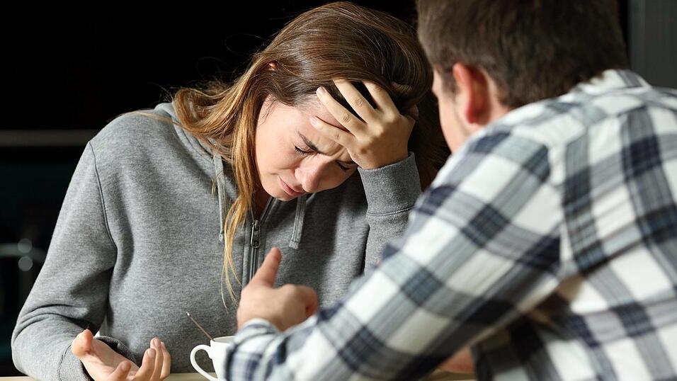 Wenn ein Paar in Konfliktsituationen hauptsächlich abwertend zueinander oder gar gewaltbereit ist, trennt es sich laut Paartherapeutin Eva Tillmetz häufig auch auf so eine Art und Weise. Wenn ein Paar in Konfliktsituationen hauptsächlich abwertend zueinander oder gar gewaltbereit ist, trennt es sich laut Paartherapeutin Eva Tillmetz häufig auch auf so eine Art und Weise.