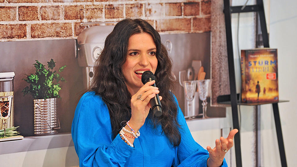 In &bdquo;Sturmflirren&ldquo;, dem neuen Roman von Yasmin Shakaram, findet ein M&auml;dchen in Katar die Liebe, ihren Mut, aber auch die Gefahr.