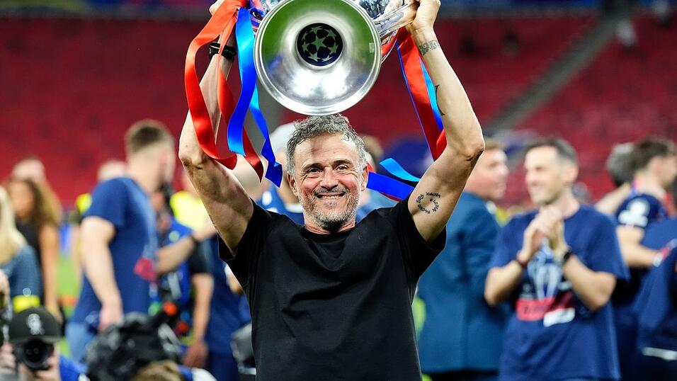 Luis Enrique wollte den Henkelpott gar nicht mehr hergeben.