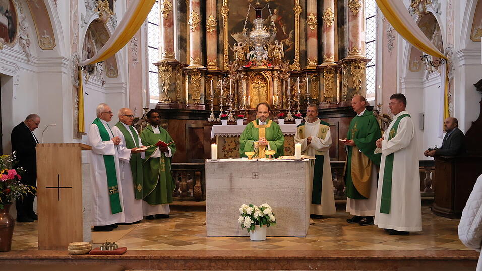 Hauptzelebrant Dekan Jürgen Eckl aus Pilsting mit den Konzelebranten Pfarrer Schinko aus Mengkofen, Pfarrer Pruszynski aus Dingolfing, Pfarrer Gleißner aus Mamming, Pater Salomon aus Loiching, Pfarrer Frantescu aus Oberhausen sowie Pfarrer Marottinilkunnathil aus Teisbach Hauptzelebrant Dekan Jürgen Eckl aus Pilsting mit den Konzelebranten Pfarrer Schinko aus Mengkofen, Pfarrer Pruszynski aus Dingolfing, Pfarrer Gleißner aus Mamming, Pater Salomon aus Loiching, Pfarrer Frantescu aus Oberhausen sowie Pfarrer Marottinilkunnathil aus Teisbach