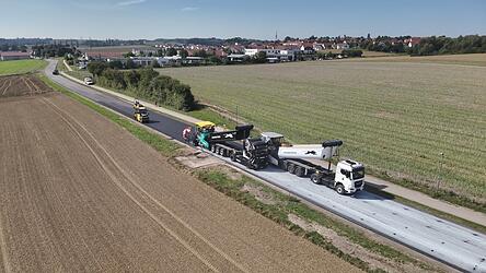 Die Arbeiten an der B15 zwischen Kumhausen und Hachelstuhl gehen voran. Ab heute muss die Straße wegen der Arbeiten aber komplett gesperrt werden.