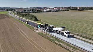 Die Arbeiten an der B15 zwischen Kumhausen und Hachelstuhl gehen voran. Ab heute muss die Straße wegen der Arbeiten aber komplett gesperrt werden.