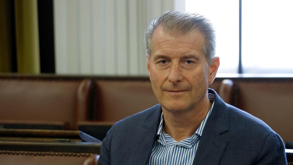 Stephan Hensel, der Ex-Mann von Christina Block, wird vor Gericht von ihrem Verteidiger befragt.