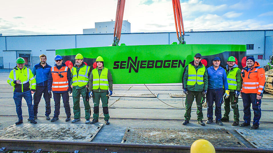 Ein Team vom Hafen Straubing-Sand und von Sennebogen war bei der Verladung im Einsatz. 