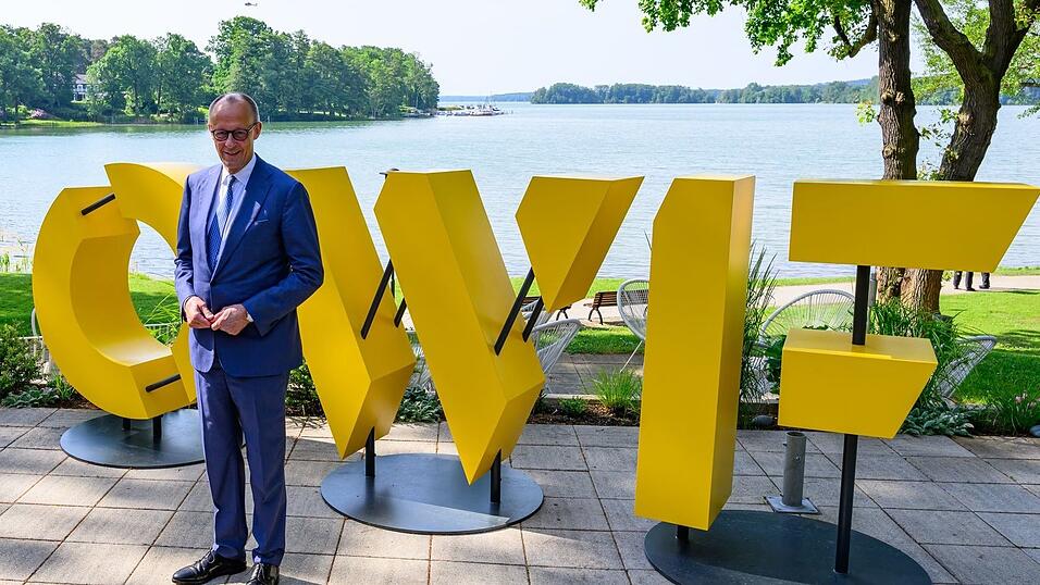 Kanzler Merz traf beim Ostdeutschen Wirtschaftsforum (OWF) im brandenburgischen Bad Saarow mit Unternehmensmanagern zusammen. Kanzler Merz traf beim Ostdeutschen Wirtschaftsforum (OWF) im brandenburgischen Bad Saarow mit Unternehmensmanagern zusammen.