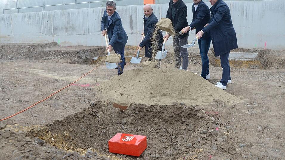 Beim SSV Jahn wurde am Dienstag der Grundstein für das neue Funktionsgebäude am Trainingsgelände gelegt.