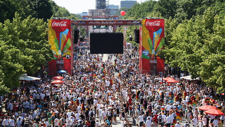 Christian Fertl war am Sonntag auf der Fanmeile in Berlin und erlebte dort das Achtelfinale gegen England auf Gro&szlig;leinwand.