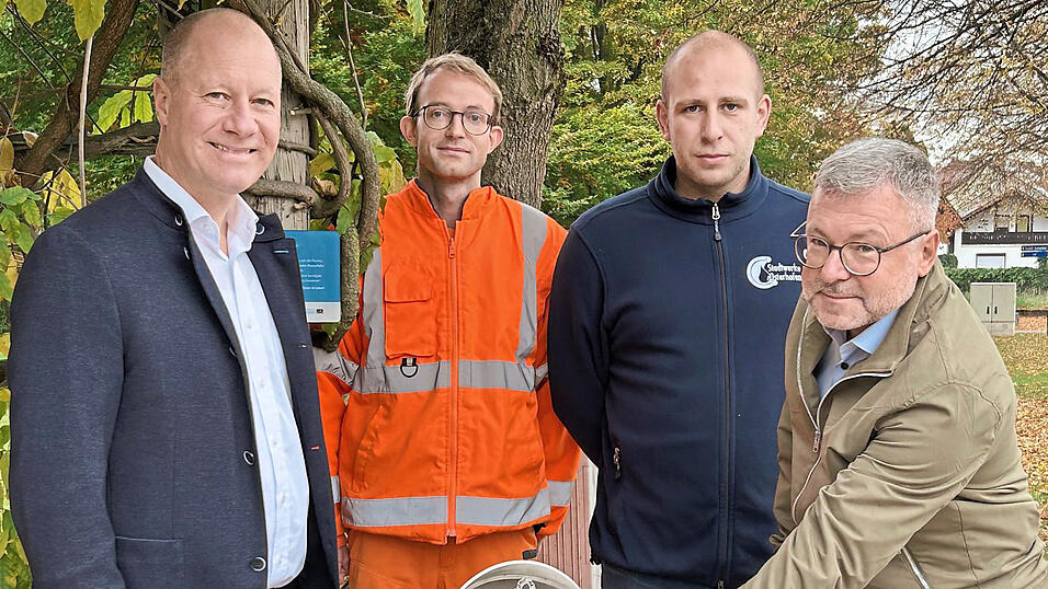In Betrieb genommen haben den neuen Trinkwasserbrunnen (v. l.) Bürgermeister Thomas Etschmann, Bauhofleiter Michael Pokoj-Metag sowie von den Stadtwerken Andreas Haböck und Stadtwerkeleiter Reinhold Seidl. In Betrieb genommen haben den neuen Trinkwasserbrunnen (v. l.) Bürgermeister Thomas Etschmann, Bauhofleiter Michael Pokoj-Metag sowie von den Stadtwerken Andreas Haböck und Stadtwerkeleiter Reinhold Seidl.