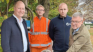 In Betrieb genommen haben den neuen Trinkwasserbrunnen (v. l.) Bürgermeister Thomas Etschmann, Bauhofleiter Michael Pokoj-Metag sowie von den Stadtwerken Andreas Haböck und Stadtwerkeleiter Reinhold Seidl.