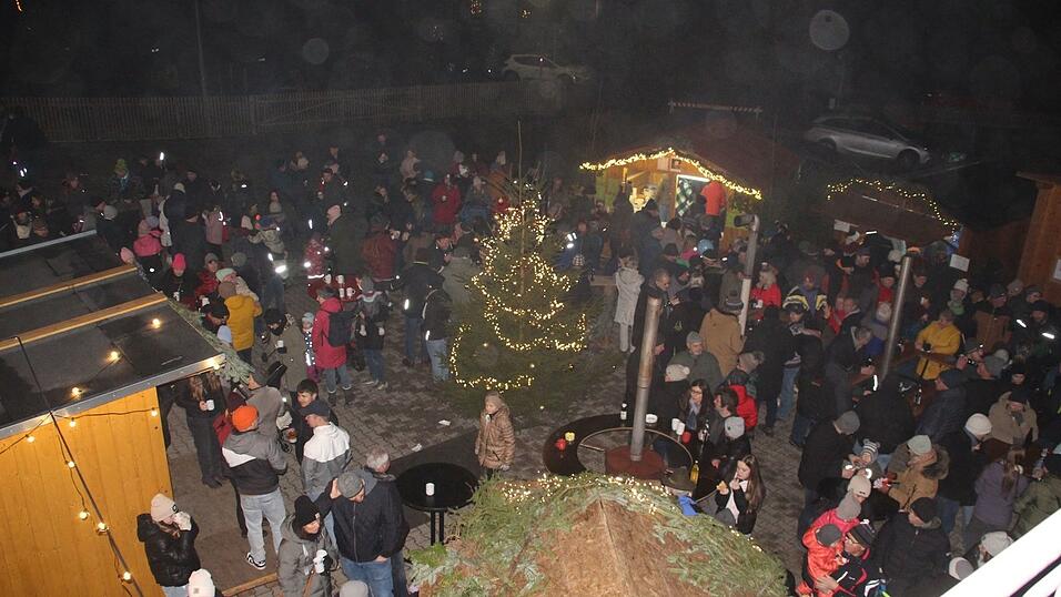 Der 23-Ränkamer Christkindlmarkt im Eingangsbereich der FFW Ränkam erfreute sich eines unwahrscheinlich großen Zuspruchs, so dass dichtes Gedränge herrschte. Der 23-Ränkamer Christkindlmarkt im Eingangsbereich der FFW Ränkam erfreute sich eines unwahrscheinlich großen Zuspruchs, so dass dichtes Gedränge herrschte.