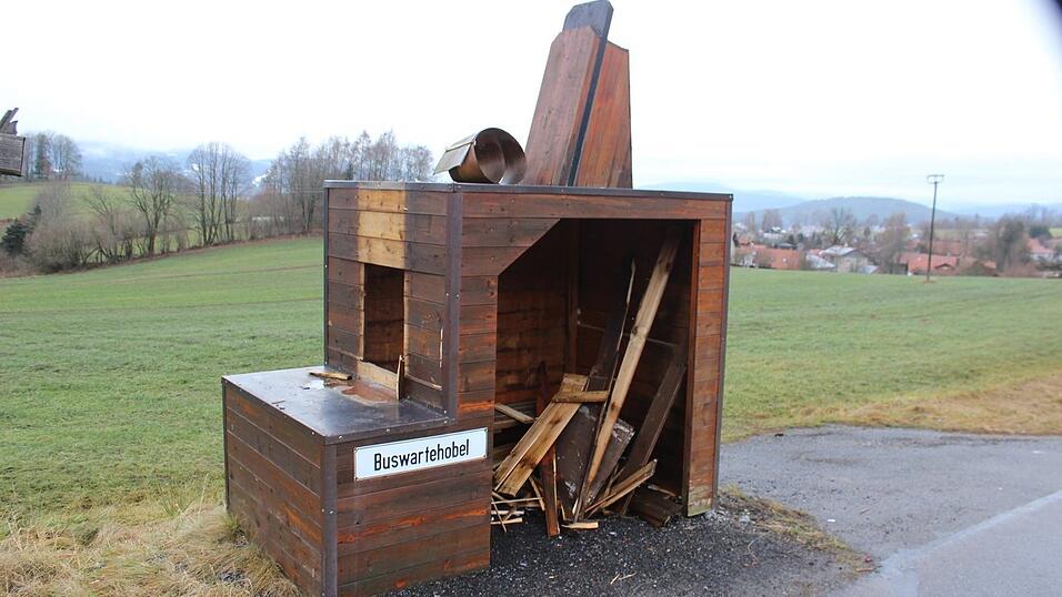 Der ber&uuml;hmte Buswartehobel von Zachenberg wurde gesprengt.