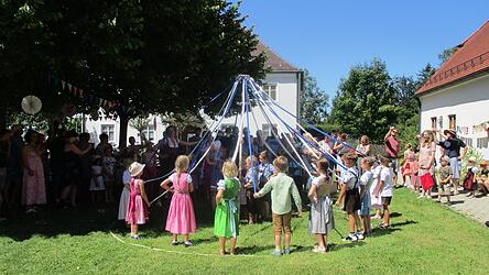 Die Vorschulkinder des Kinderzentrums St. Nikolaus hatten ihr eigenes Geschenk zum Jubiläum dabei: einen bunten Bandltanz.