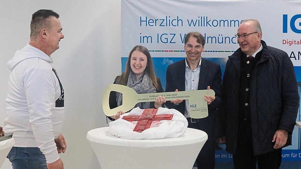 Symbolische Schl&uuml;ssel&uuml;bergabe: Geb&auml;udeeigent&uuml;mer Tadeusz Slaby (links) mit den Gesch&auml;ftsf&uuml;hrern der Wirtschaftsf&ouml;rderungsgesellschaft Sandra Wanninger und Klaus Schedlbauer sowie Landrat Franz L&ouml;ffler.