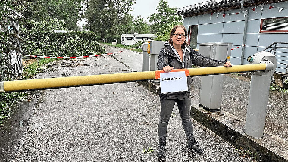 Christiane Stenzel vor dem geschlossenen Platz. Sie hofft, dass das Isarcamping bis Mitte der Woche wieder öffnen kann.