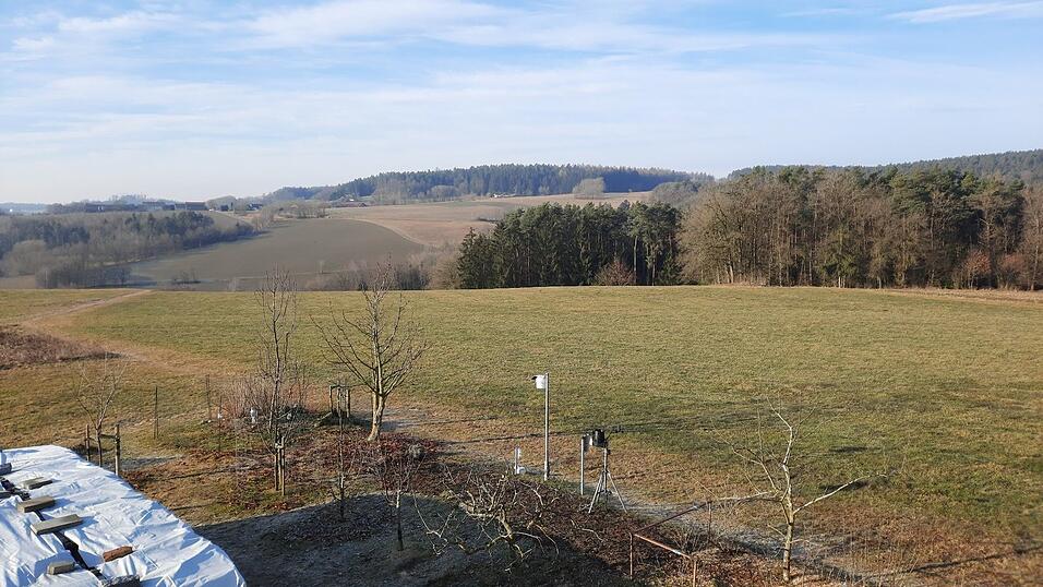 Blick vom Messfeld der Wetterstation Eggerszell nach Südwesten am Vormittag des 22. Februar