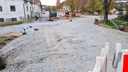 Der Ausbau der Hauptstraße in Schönach läuft planmäßig. Der erste Abschnitt von der Laber Brücke bis zum Gasthaus Gschwind soll Mitte Dezember fertig sein. Der Ausbau der Hauptstraße in Schönach läuft planmäßig. Der erste Abschnitt von der Laber Brücke bis zum Gasthaus Gschwind soll Mitte Dezember fertig sein.