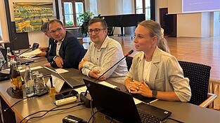 Theresa Buhrke erklärt den Stadträten, welche Ziele sie als Standortkoordinatorin hat. Theresa Buhrke erklärt den Stadträten, welche Ziele sie als Standortkoordinatorin hat.