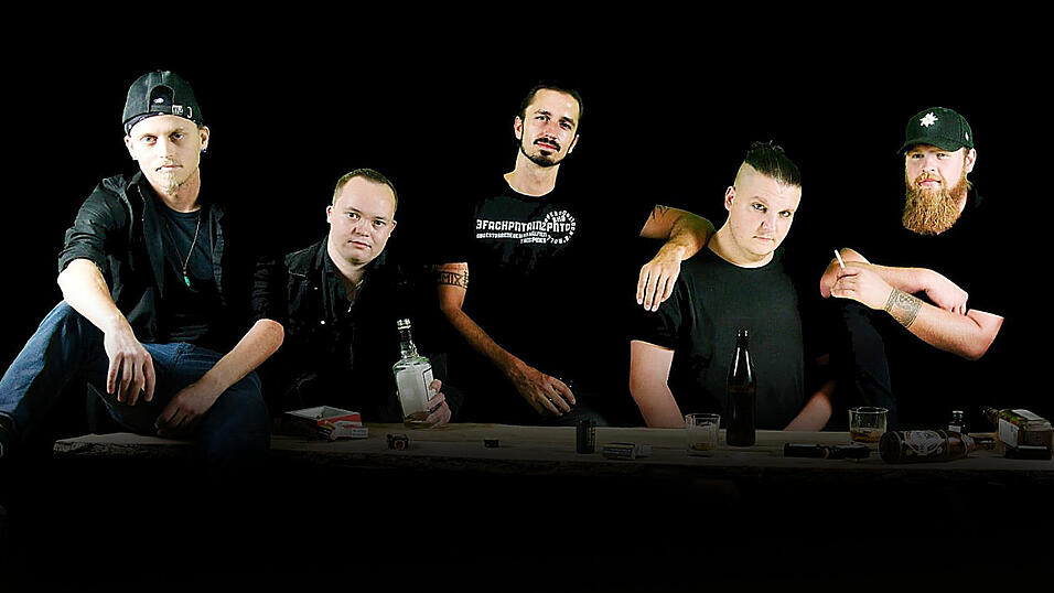 Die Band SHG - kurz für Selbsthilfegruppe - hat sich mit einem Musikvideo beim Kunstwettbewerb 'Plattling midanand' beworben und in der Kategorie Film geownnen. Dafür sind sie von ihrer üblichen Schiene etwas abgewichen. Die Band SHG - kurz für Selbsthilfegruppe - hat sich mit einem Musikvideo beim Kunstwettbewerb 'Plattling midanand' beworben und in der Kategorie Film geownnen. Dafür sind sie von ihrer üblichen Schiene etwas abgewichen.