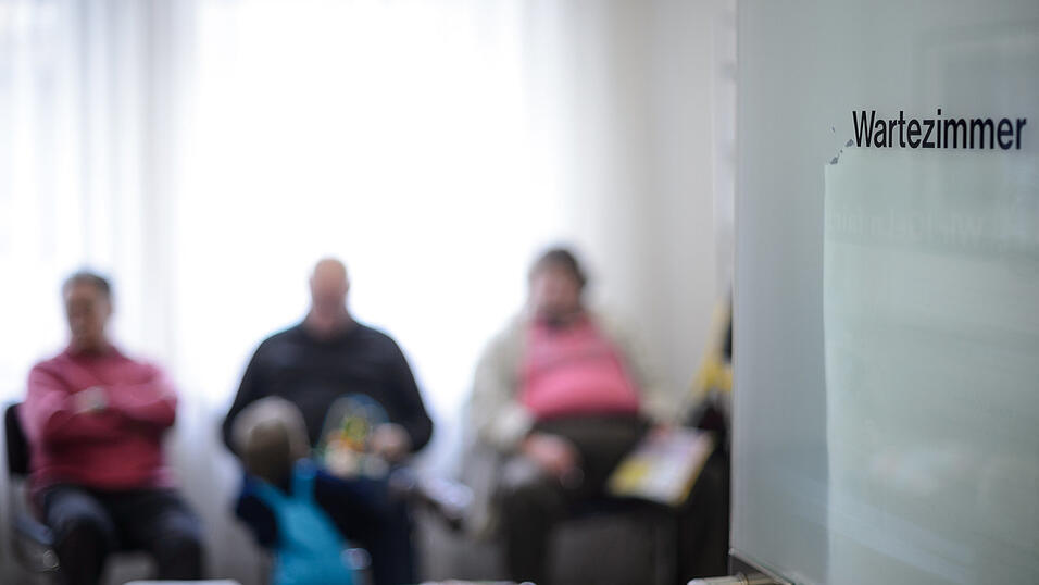 Patienten sitzen im Wartezimmer einer Arztpraxis. Schon vor dem eigentlichen Termin muss man bei einigen Fach&auml;rzten mit langen Wartezeiten rechnen.