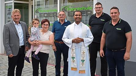 Bürgermeister Josef Beham (v. l.), Veronika Eder mit der kleinen Johanna, Verpächter Anton Lang, Pater Jipson, Fahrlehrer Christian Steinberger und Sebastian Eder