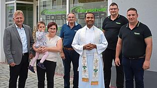 Bürgermeister Josef Beham (v. l.), Veronika Eder mit der kleinen Johanna, Verpächter Anton Lang, Pater Jipson, Fahrlehrer Christian Steinberger und Sebastian Eder